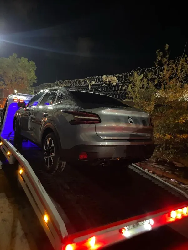 Volkswagen Polo platforma yüklenmiş halde