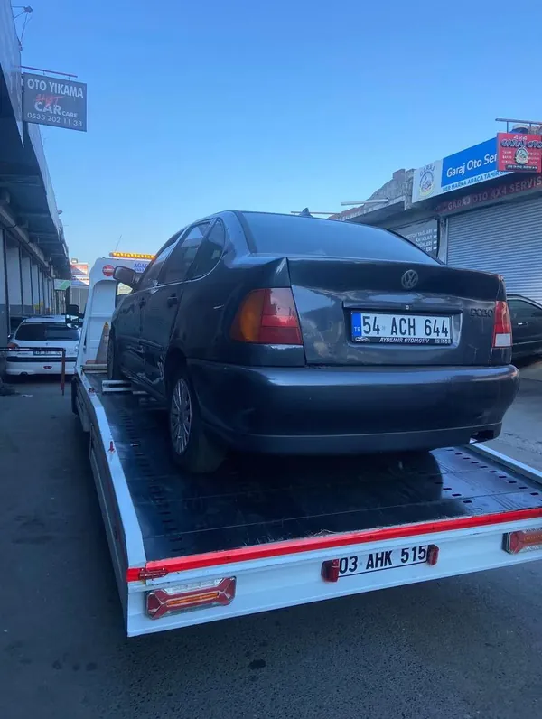 Toyota Corolla sahil bölgesinde taşınırken
