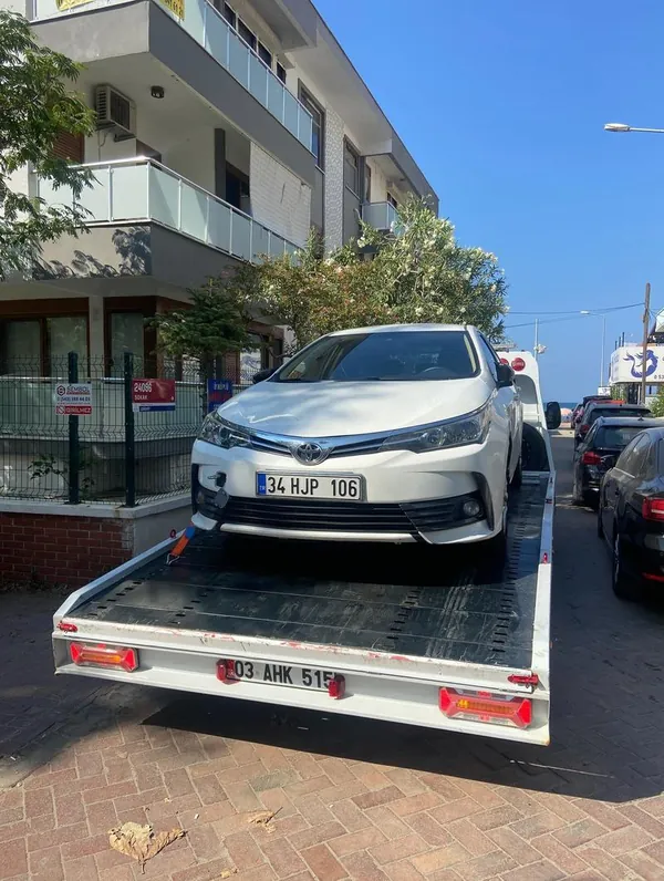 Renault Clio gece saatlerinde yükleniyor