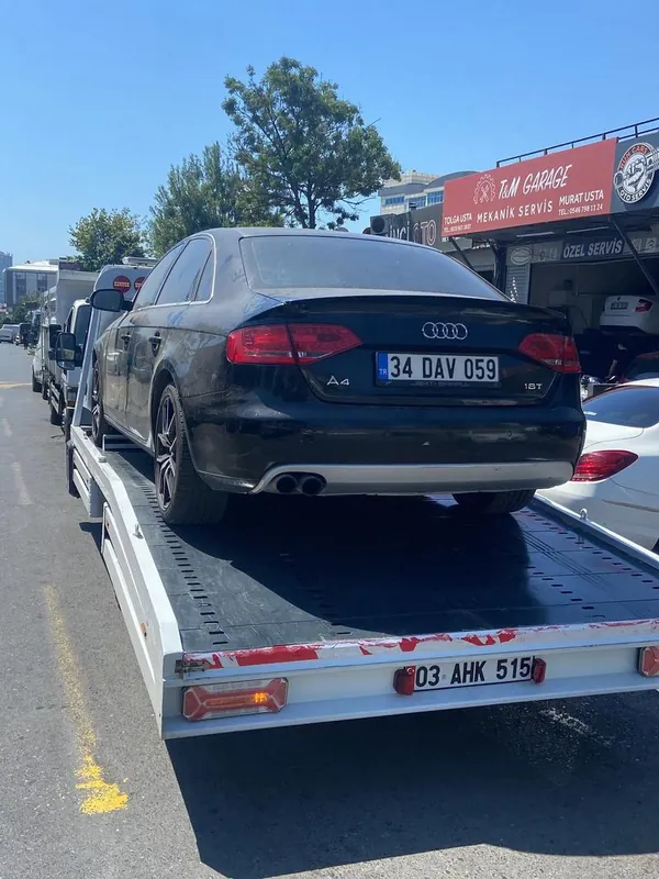 Motosiklet platformda sabitlenmiş halde